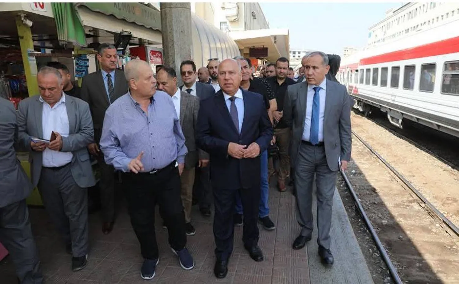 جولة لوزير النقل المصري في محطة قطارات خلال الشهر الماضي (وزارة النقل المصرية)
