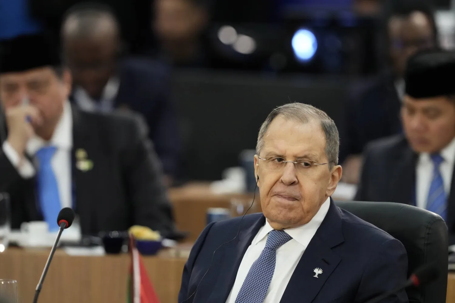 وزير الخارجية الروسي سيرغي لافروف خلال الجلسة الافتتاحية لـ«قمة بريكس» في ريو دي جانيرو الأحد (أ.ب)