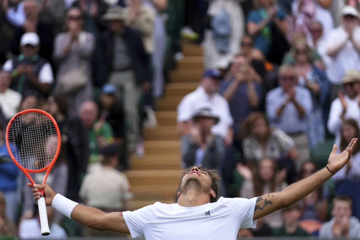 الإيطالي فلافيو كوبولي يحتفل بفوزه في ويمبلدون (أ.ب)