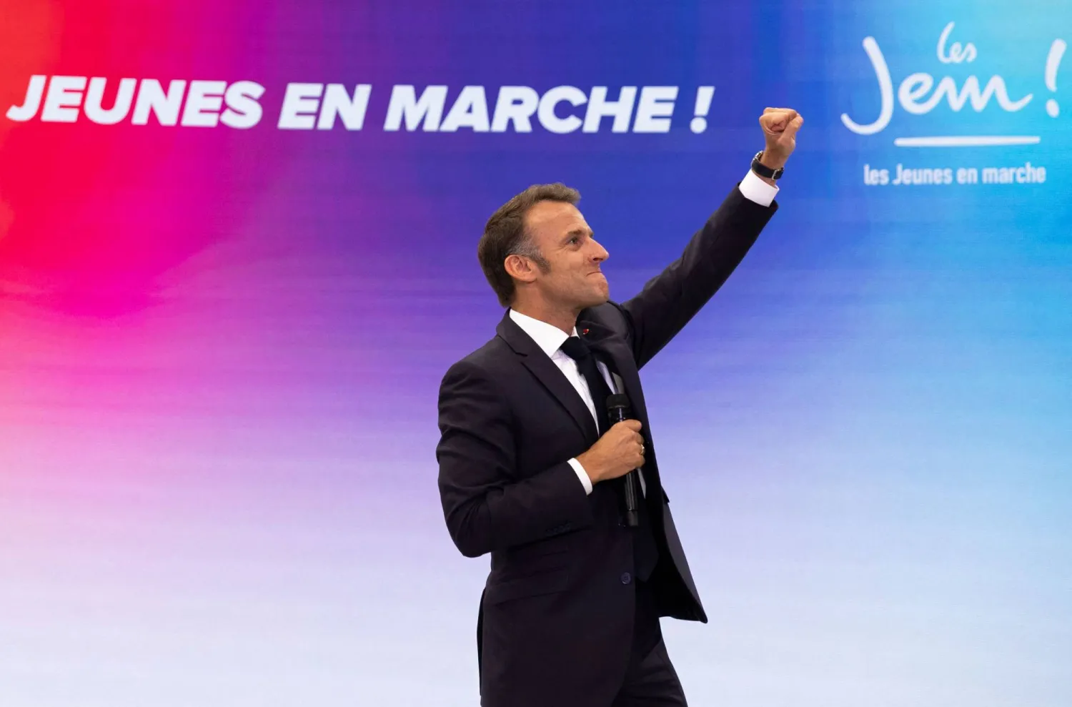 الرئيس الفرنسي يحيي أنصاره من تجمع «الشباب مع ماكرون» بمناسبة الذكرى العاشرة لتأسيس الحركة في الخامس من يوليو  (أ.ف.ب)