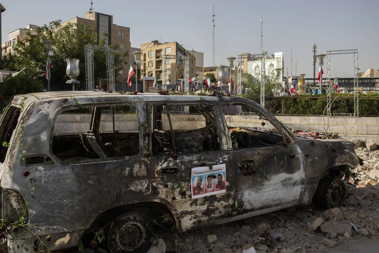 سيارة إسعاف محترقة نتيجة هجوم إسرائيلي معروضة في طهران(نيويورك تايمز)