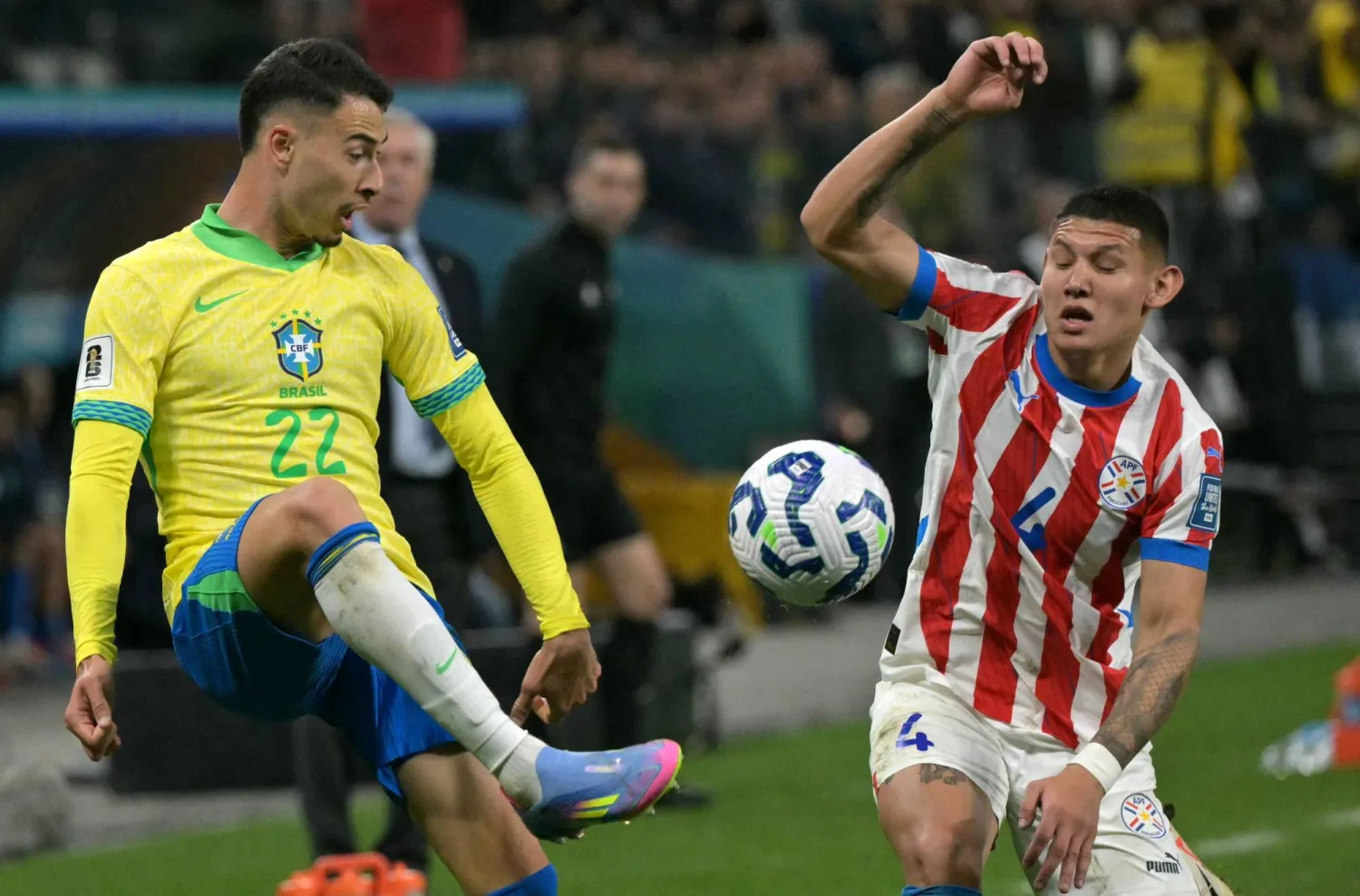 جناح آرسنال ومنتخب البرازيل غابرييل مارتينيلي (يسار) (أ.ف.ب)