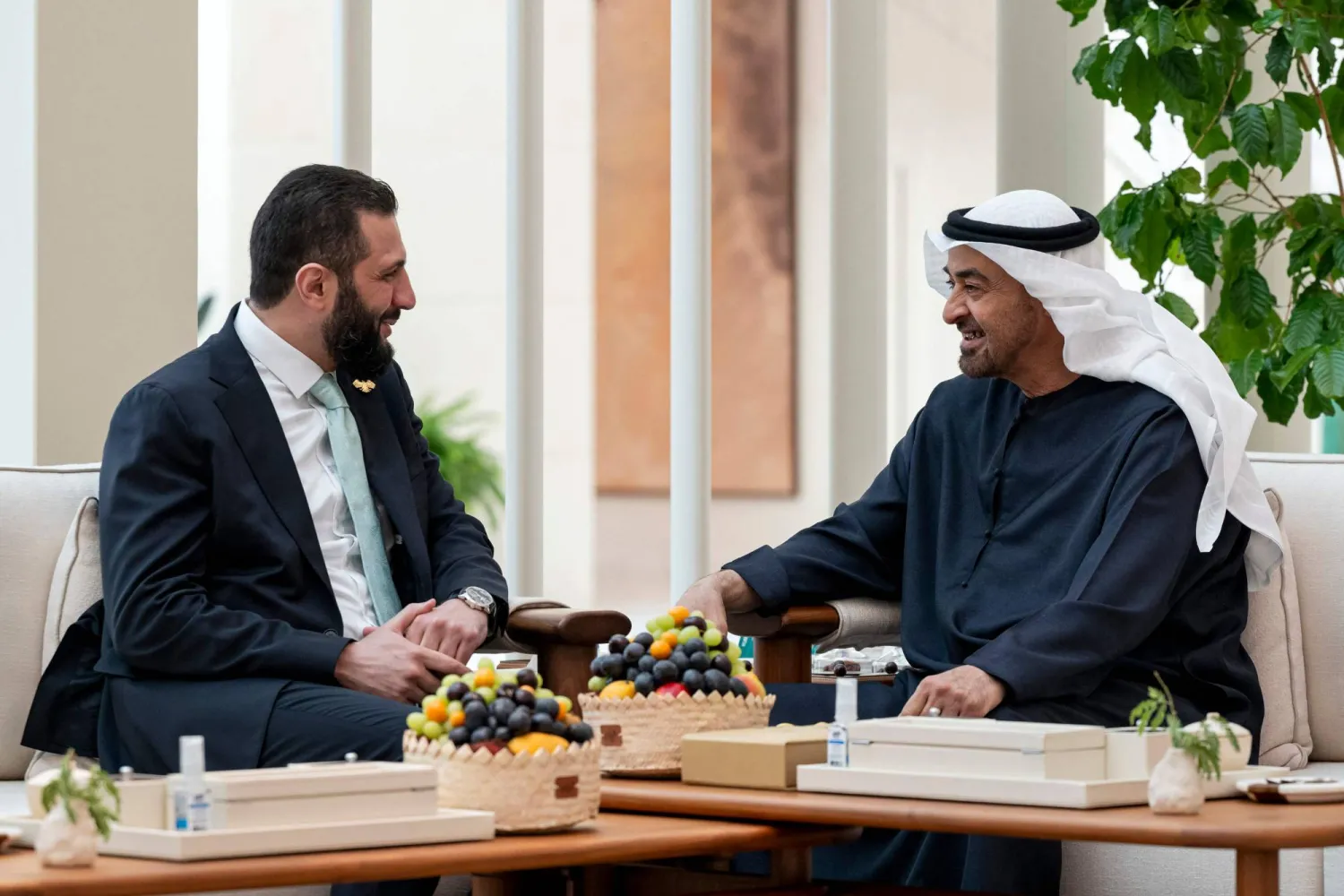 الشيخ محمد بن زايد أثناء اجتماعه مع الرئيس السوري أحمد الشرع بقصر الشاطئ في أبو ظبي الاثنين (الرئاسة الإماراتية - أ.ف.ب)