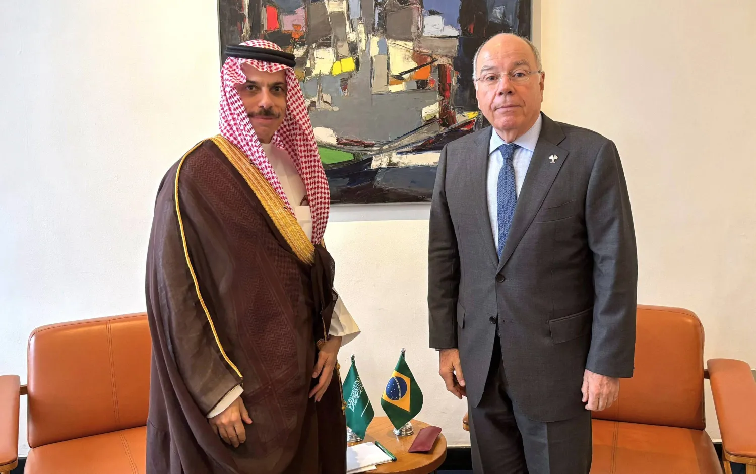 الأمير فيصل بن فرحان خلال لقائه الوزير ماورو فييرا في مدينة ريو دي جانيرو البرازيلية (واس)