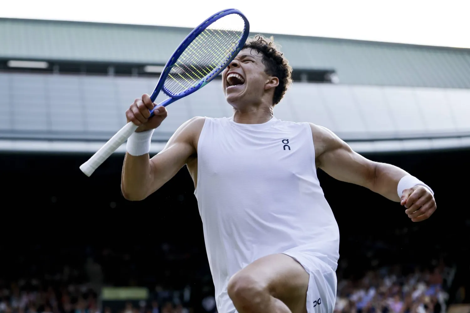 الأميركي بن شيلتون يحتفل بفوزه في ويمبلدون (إ.ب.أ)