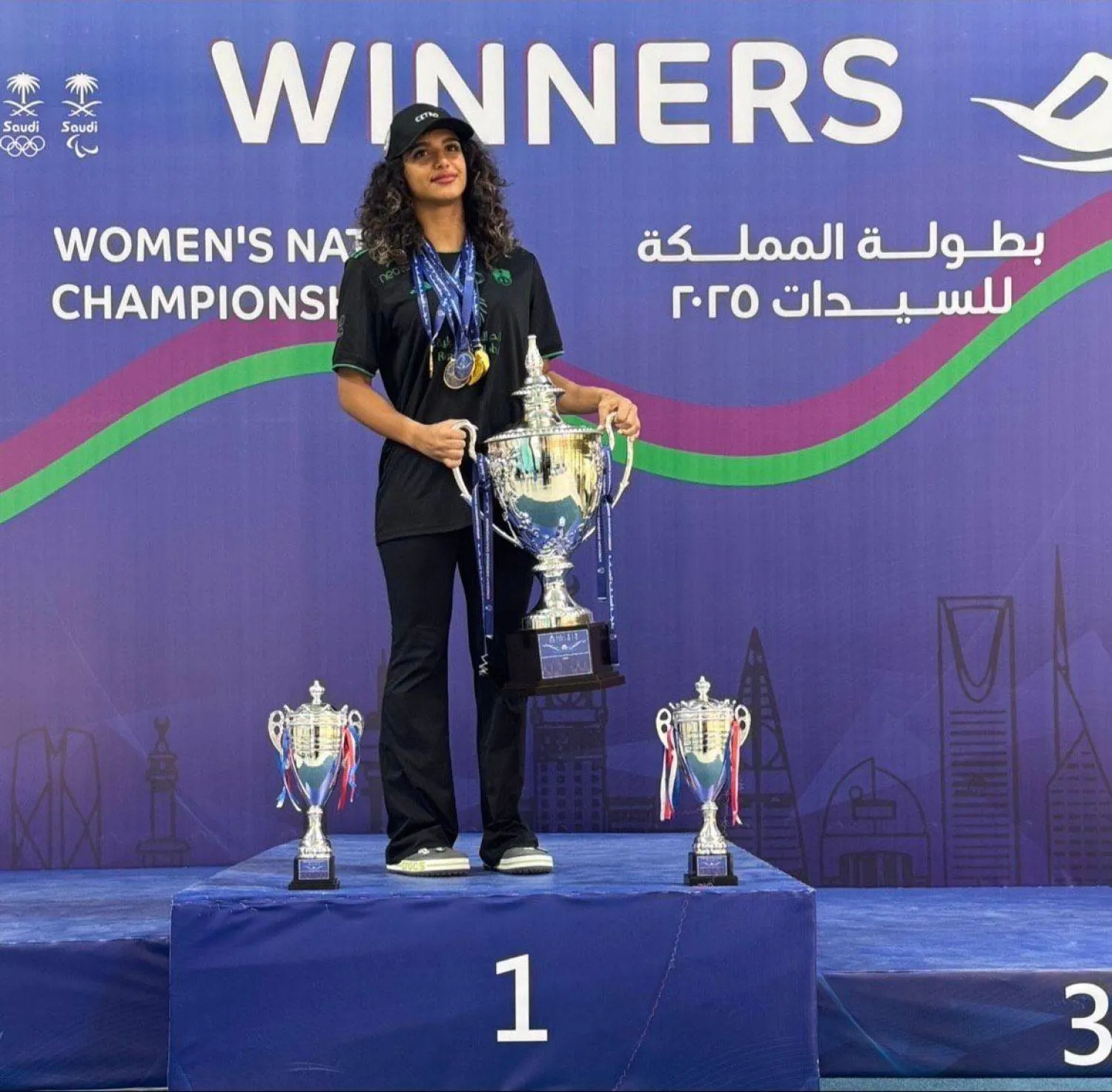 السعودية لانا الرشيد تحتفل بالفوز في بطولة المملكة للسباحة (الشرق الأوسط) 