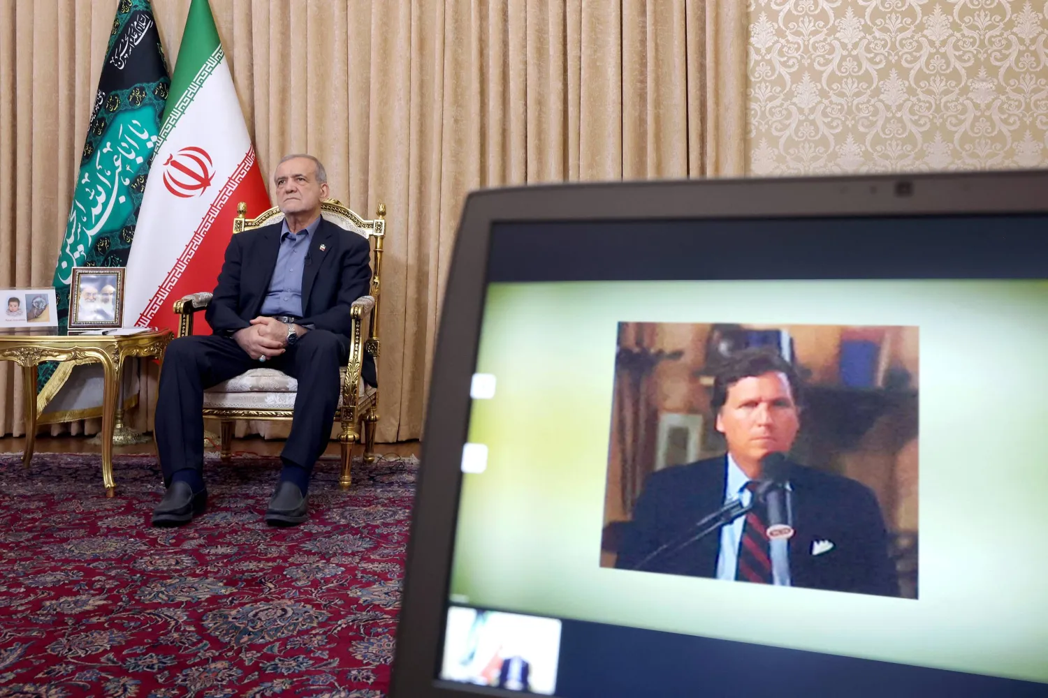 صورة نشرها موقع الرئاسة الإيرانية لبزشكيان خلال مقابلة مع تاكر كارلسون