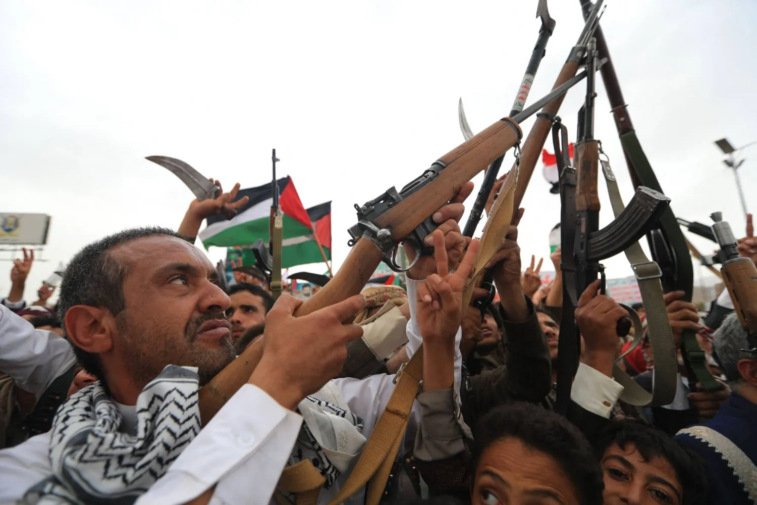 يمنيون يتظاهرون تضامناً مع الفلسطينيين بغزة في العاصمة صنعاء الأسبوع الماضي (أ.ف.ب)