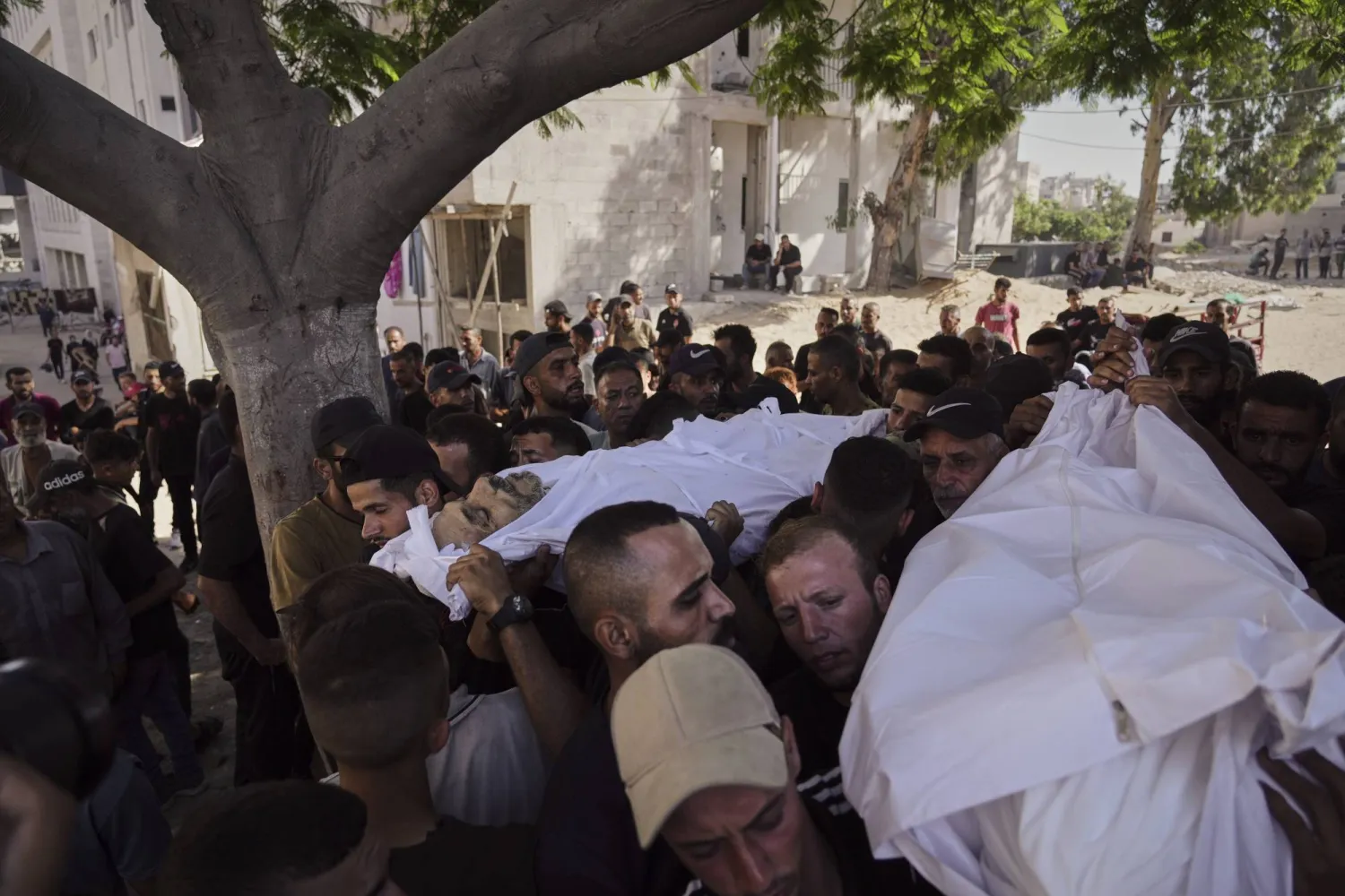 مشيّعون يحملون جثامين فلسطينيين قُتلوا في غارة جوية للجيش الإسرائيلي خلال جنازتهم في «مستشفى الشفاء» بمدينة غزة (أ.ب)