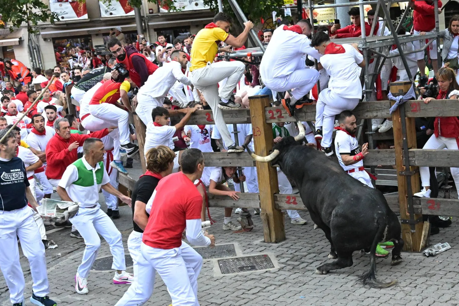 'Mozos' or runners take part in the second Running of the Bulls during the Sanfermines festival in Pamplona, Spain, 08 July 2025. The San Fermin festival runs until 14 July 2025. EPA/Daniel Fernandez