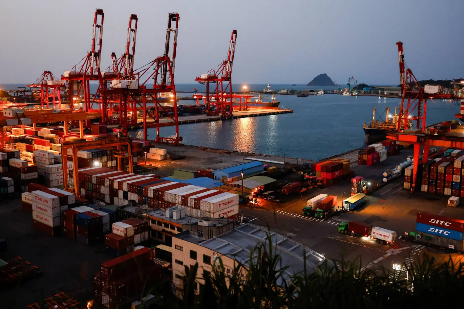 حاويات ومعدات تُرى في ميناء كيلونغ، تايوان (رويترز)