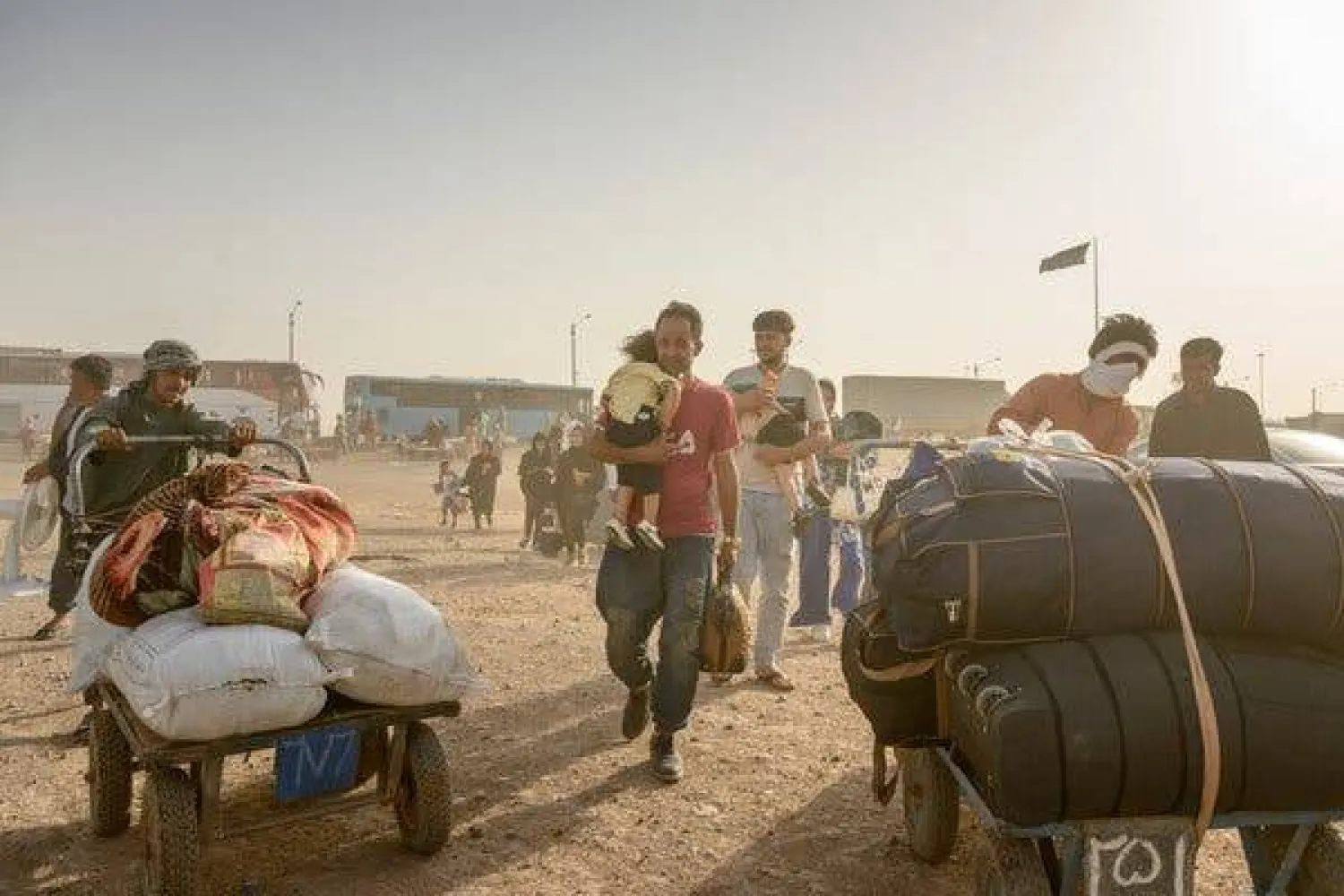 عائدون يعبرون الحدود من إيران إلى إسلام قلعة بأفغانستان يوم الخميس (غيتي)