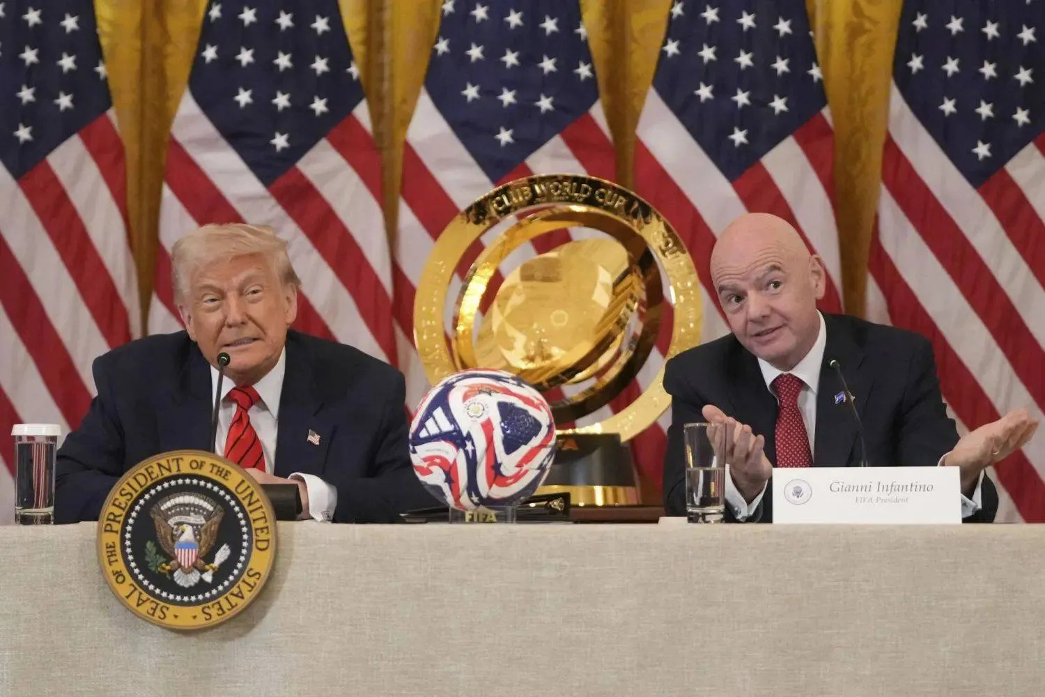 ترمب وإنفانتينو خلال اجتماع في البيت الأبيض بشأن «مونديال 2026» (أ.ب)