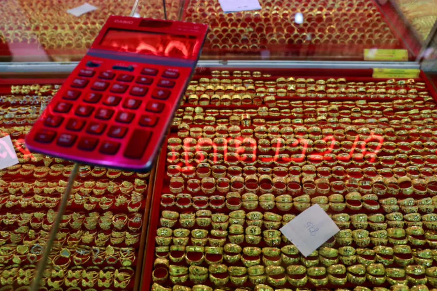 Gold rings are displayed in a gold shop in Chinatown in Bangkok, Thailand August 21, 2018. REUTERS/Soe Zeya Tun/File Photo