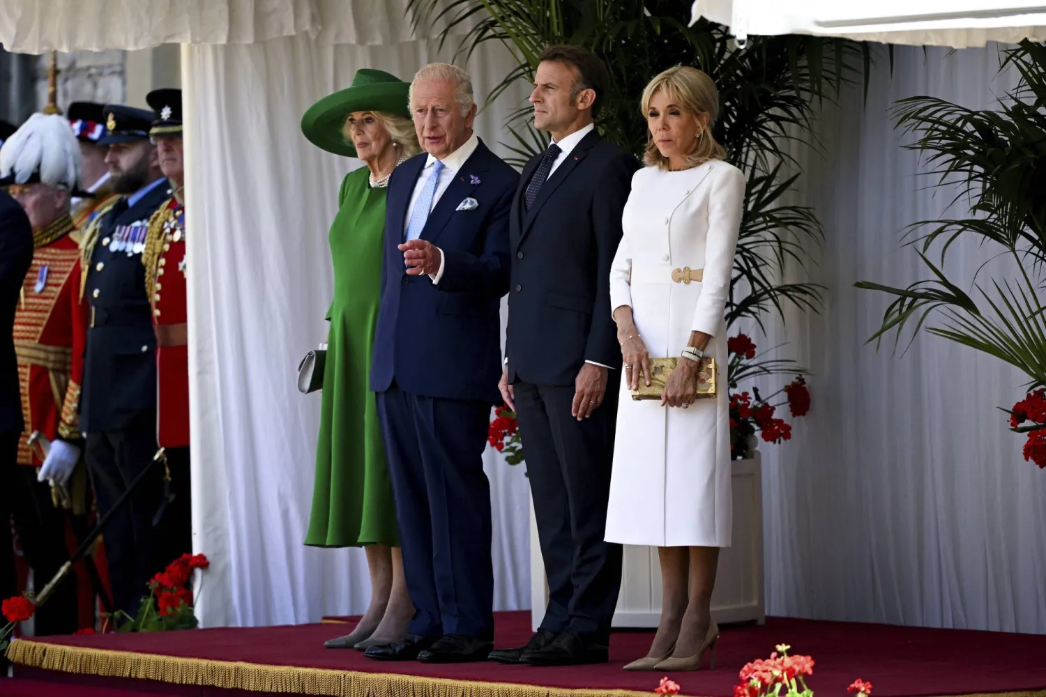 الملك تشارلز الثالث وزجته الملكة كاميلا مع ماكرون وزوجته بريجيت في ويندسور(أ.ب)
