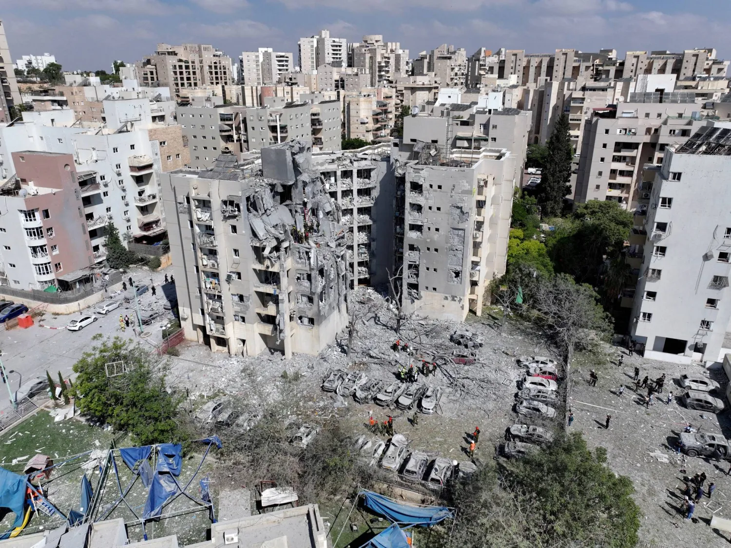لقطة جوية تُظهر موقعاً سكنياً متضرراً في أعقاب هجوم صاروخي إيراني على إسرائيل (رويترز)