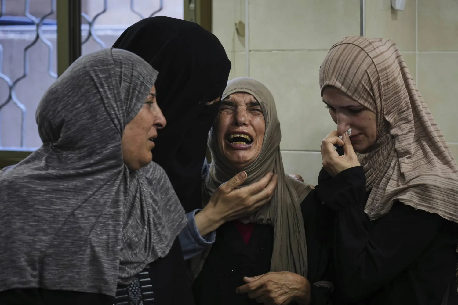 حياة الفلسطينيين انهارت تحت وطأة الغارات الجوية الإسرائيلية والقصف العنيف (أ.ب)