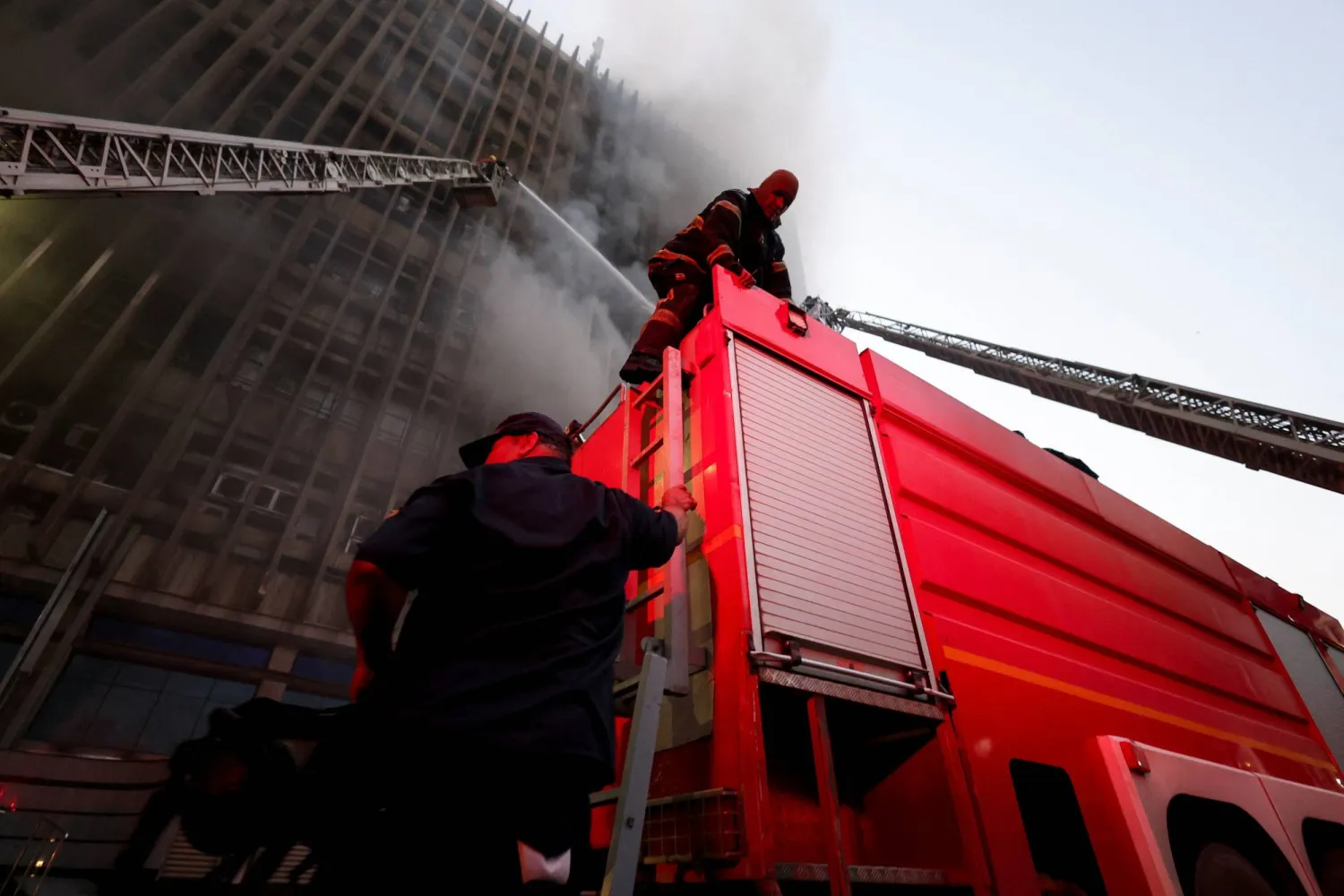 عمليات إطفاء المبنى استمرت ساعات طويلة (رويترز) 