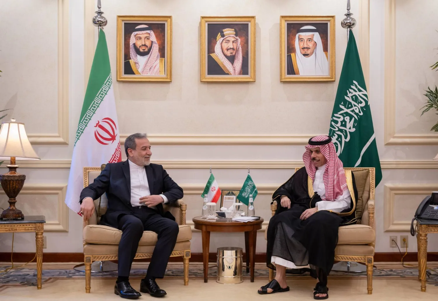 الأمير فيصل بن فرحان وزير الخارجية السعودي خلال استقباله نظيره الإيراني عباس عراقجي (واس)