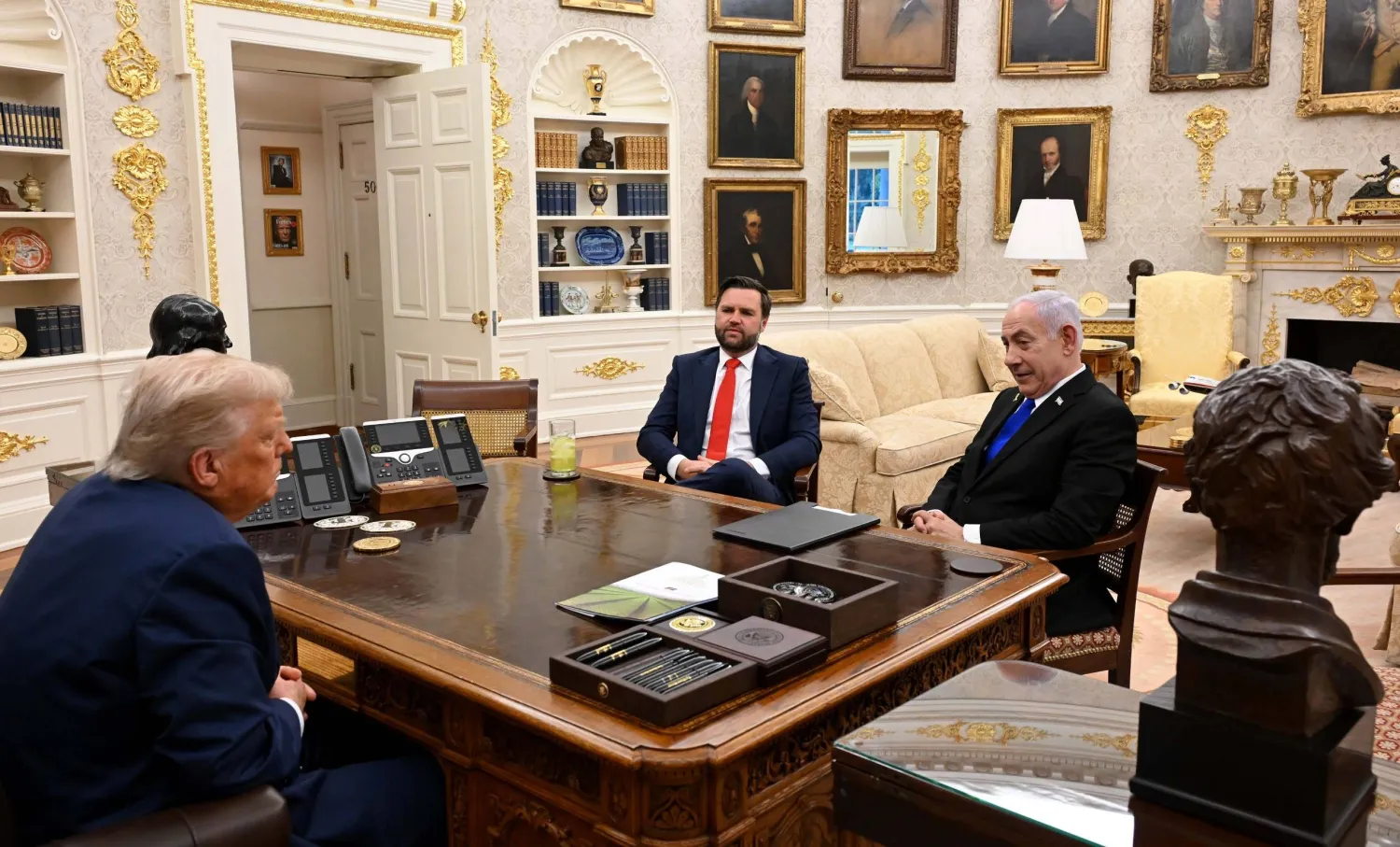 الرئيس الأميركي دونالد ترمب يستمع إلى رئيس الوزراء الإسرائيلي بنيامين نتنياهو أثناء لقائهما في المكتب البيضاوي بالبيت الأبيض بحضور نائب الرئيس الأمريكي جيه دي فانس (د.ب.أ)