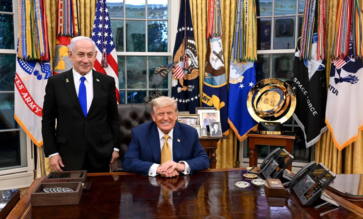 الرئيس الأميركي دونالد ترمب وبجانبه رئيس الوزراء الإسرائيلي بنيامين نتنياهو في المكتب البيضاوي (د.ب.أ)