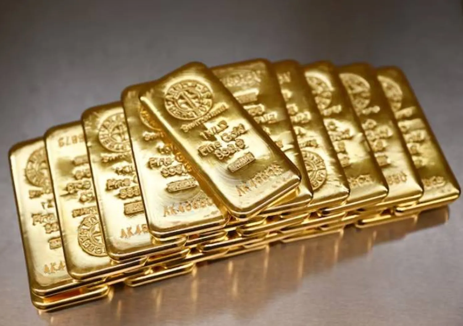 سبائك ذهبية مكدسة في غرفة صناديق الإيداع الآمن في «برو أوروم» في ميونيخ (رويترز)