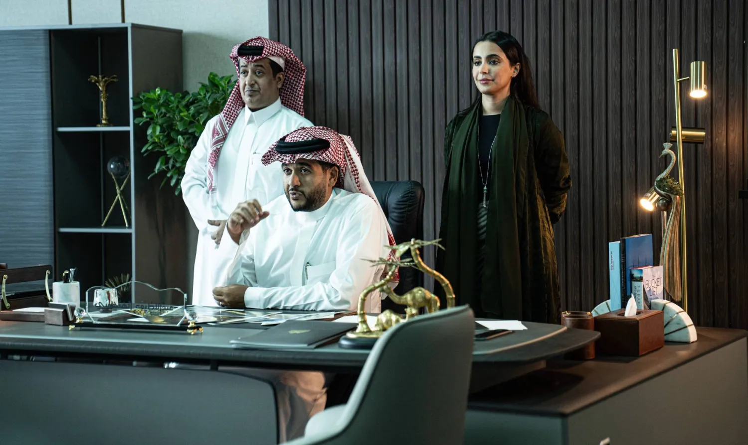 ‎⁨إبراهيم الخيرالله وأضوى بدر وفهد المطيري في مشهد من الفيلم (الشرق الأوسط)⁩