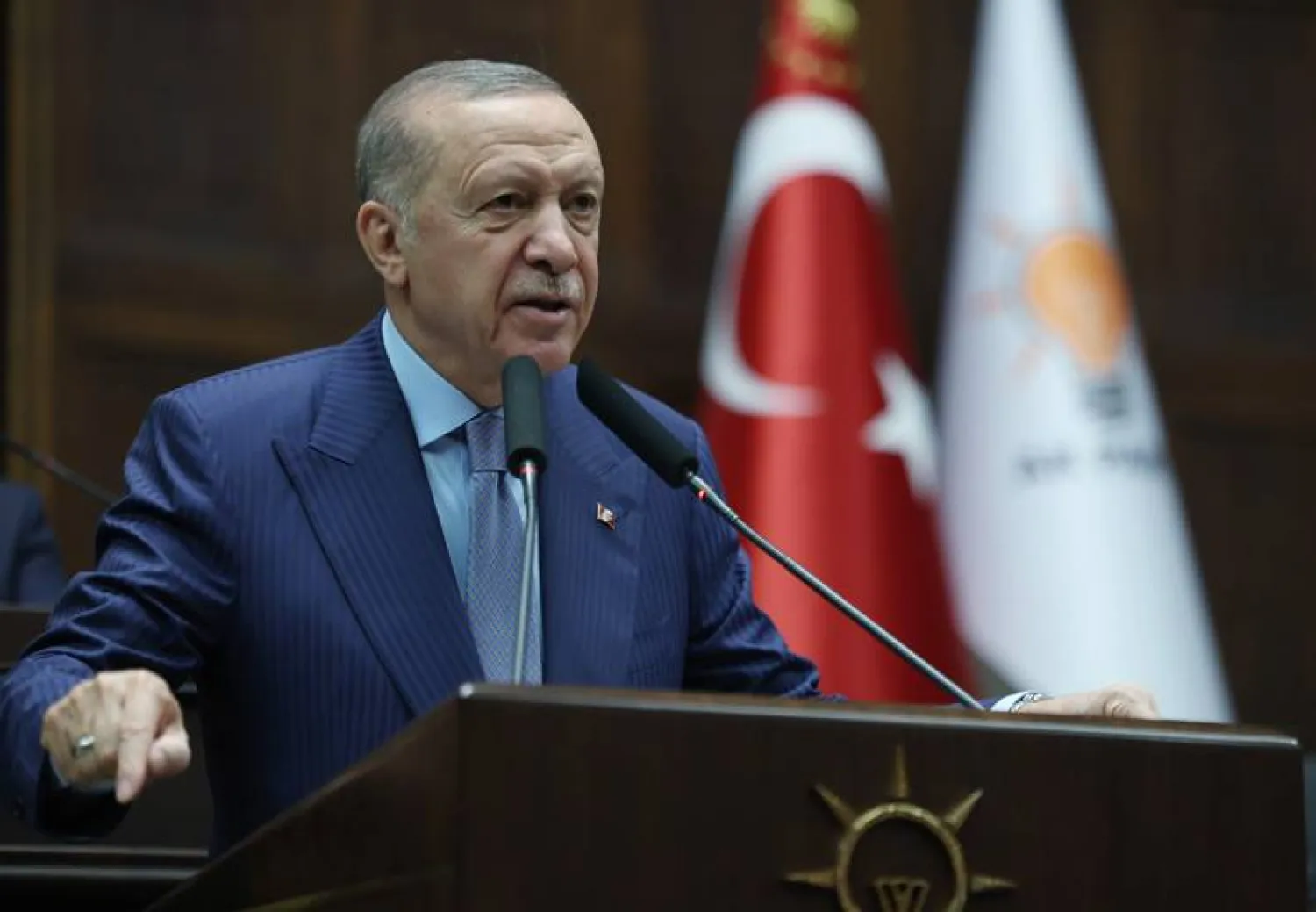 الرئيس التركي رجب طيب إردوغان خلال كلمة له أمام نواب حزبه في البرلمان (الرئاسة التركية)