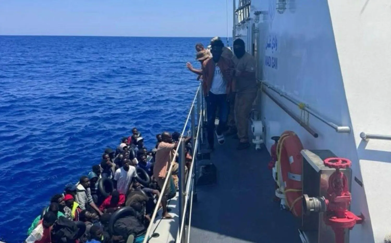 مهاجرون غير شرعيين بعد ضبطهم على ساحل مدينة القرة بوللي الليبية (وزارة الداخلية الليبية)
