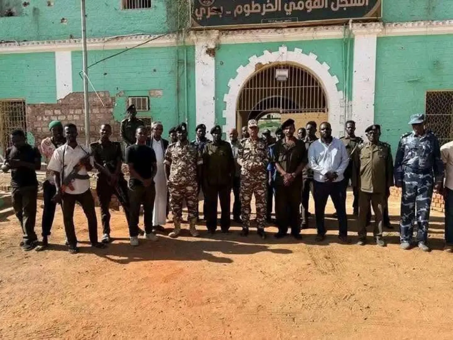 ضباط وجنود أمام السجن المركزي «كوبر» بعد إصلاحه (فيس بوك)