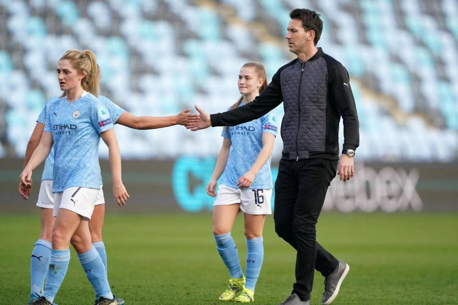 غاريث تايلور مع لاعبات السيتي (رويترز)