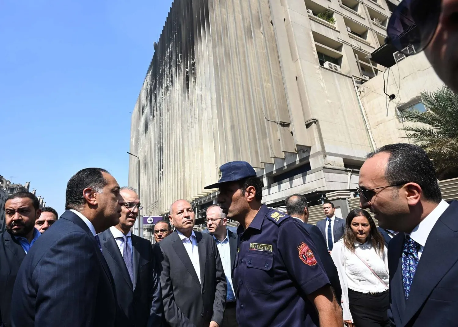 رئيس الحكومة المصرية يتفقد صباح الأربعاء موقع «سنترال رمسيس» المحترق (مجلس الوزراء المصري)