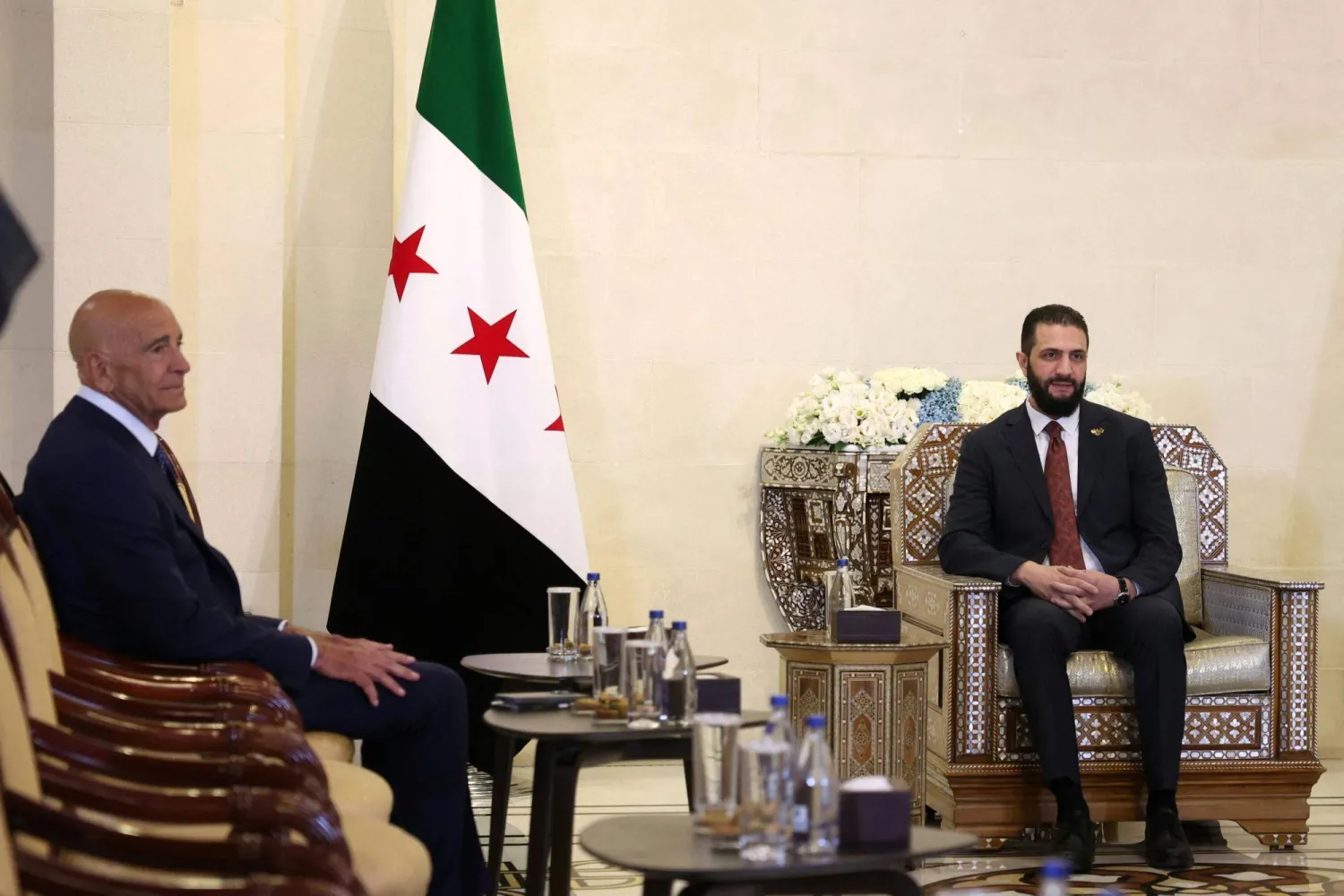 الرئيس السوري أحمد الشرع والمبعوث الأميركي الخاص إلى سوريا توماس برّاك في القصر الرئاسي بدمشق الأربعاء (أ.ف.ب)