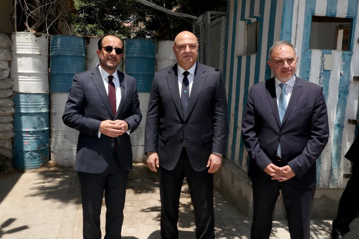 الرئيس اللبناني ونظيره القبرصي على «الخط الأخضر» الذي يشكّل منطقة عازلة بين القسمين الجنوبي والشمالي من قبرص (الرئاسة اللبنانية)