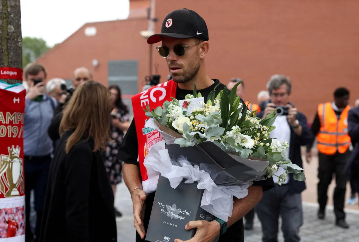 جوردان هندرسون خلال تقديم العزاء للبرتغالي الراحل جوتا (رويترز)