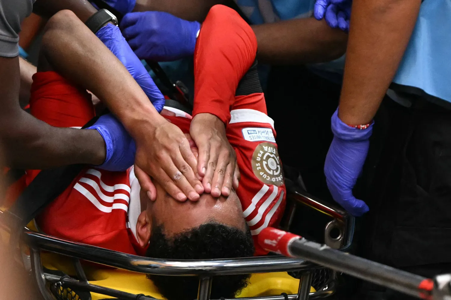 موسيالا سيغيب عن الملاعب عدة أشهر بسبب الإصابة (أ.ف.ب)

