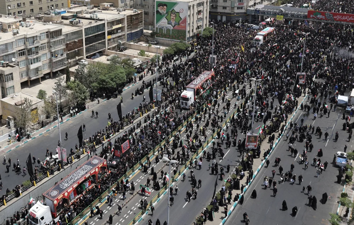 موكب جنازة القادة العسكريين الإيرانيين والعلماء النوويين وآخرين قُتلوا في الضربات الإسرائيلية بطهران (رويترز)