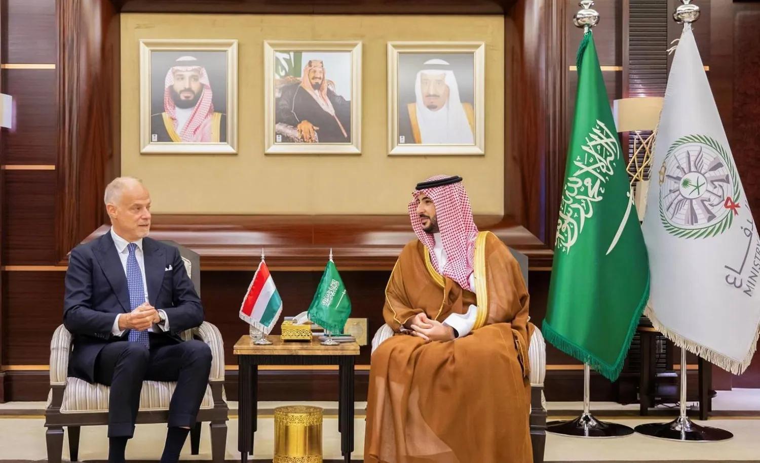 وزير الدفاع السعودي خلال استقباله نظيره المجري في جدة (واس)