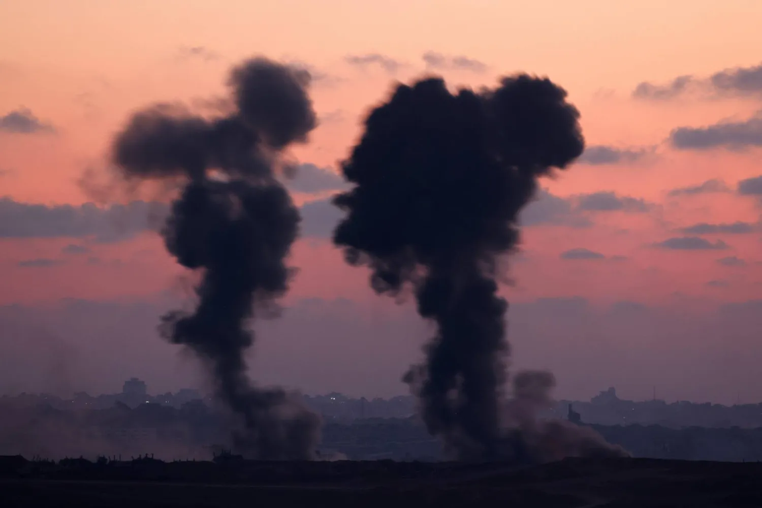 تصاعد الدخان جراء الغارات الإسرائيلية على قطاع غزة (رويترز)