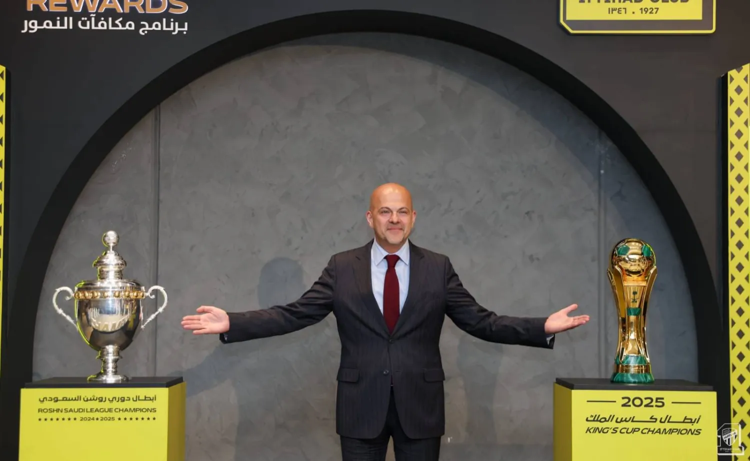 القنصل الأميركي مع كؤوس الثنائية الاتحادية (نادي الاتحاد)