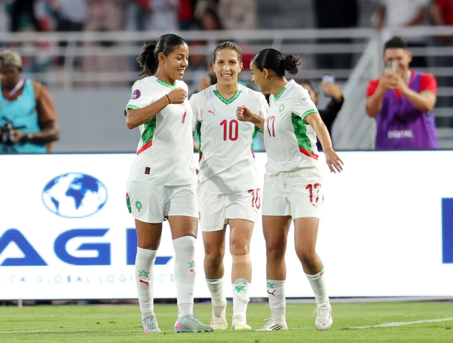 لاعبات المغرب يحتفلن بالفوز (الاتحاد الأفريقي)