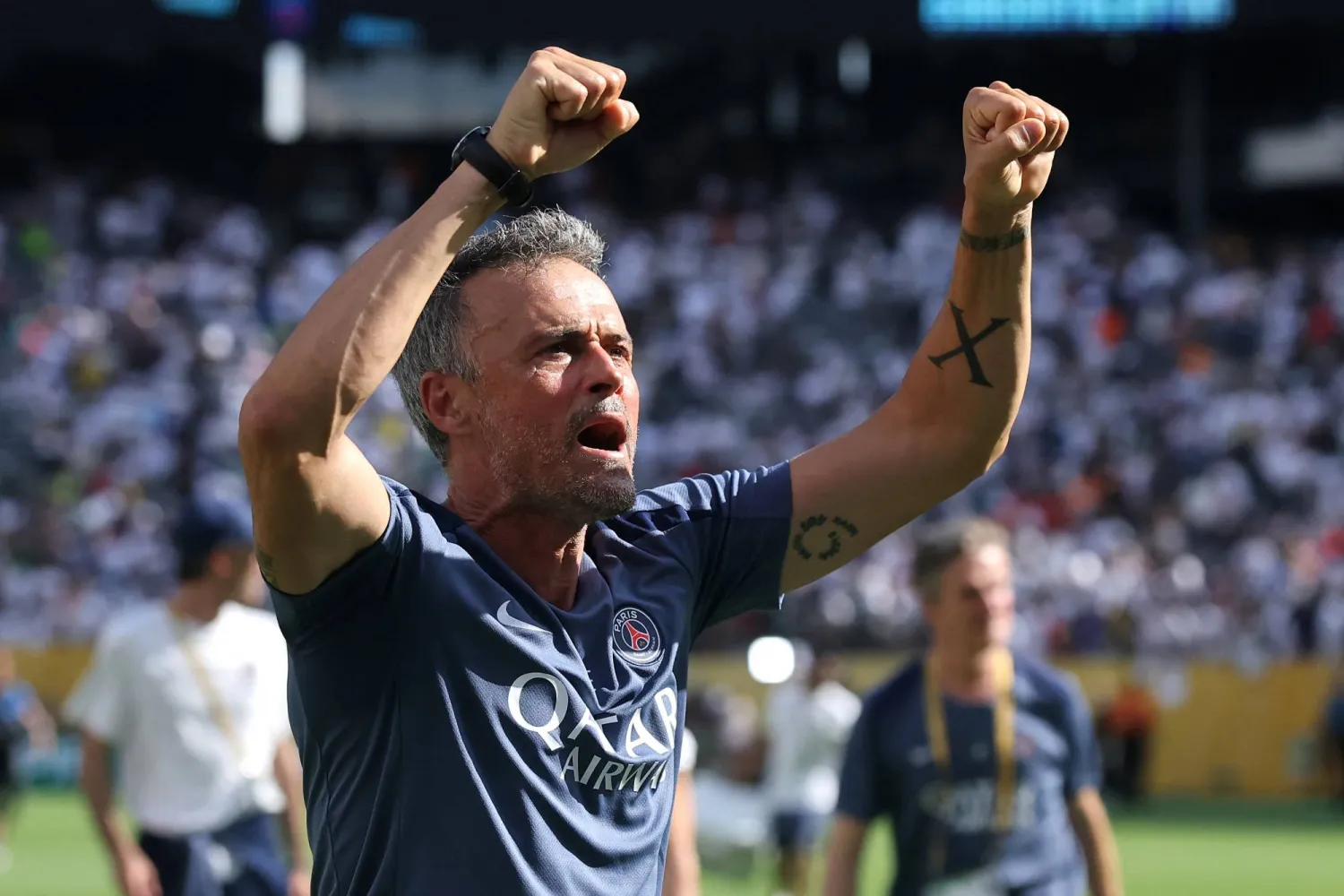 لويس إنريكي يحتفل برباعية سان جيرمان في مدريد (أ.ف.ب)