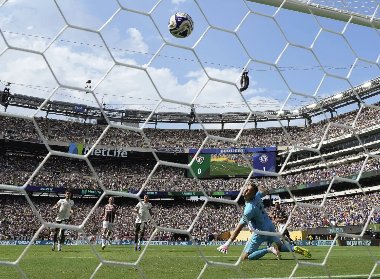 فابيو حارس فلومينينسي ينظر بحسرة للكرة التي سددها جواو بيدرو نجم تشيلسي وهي تسكن شباكه (ا ب)