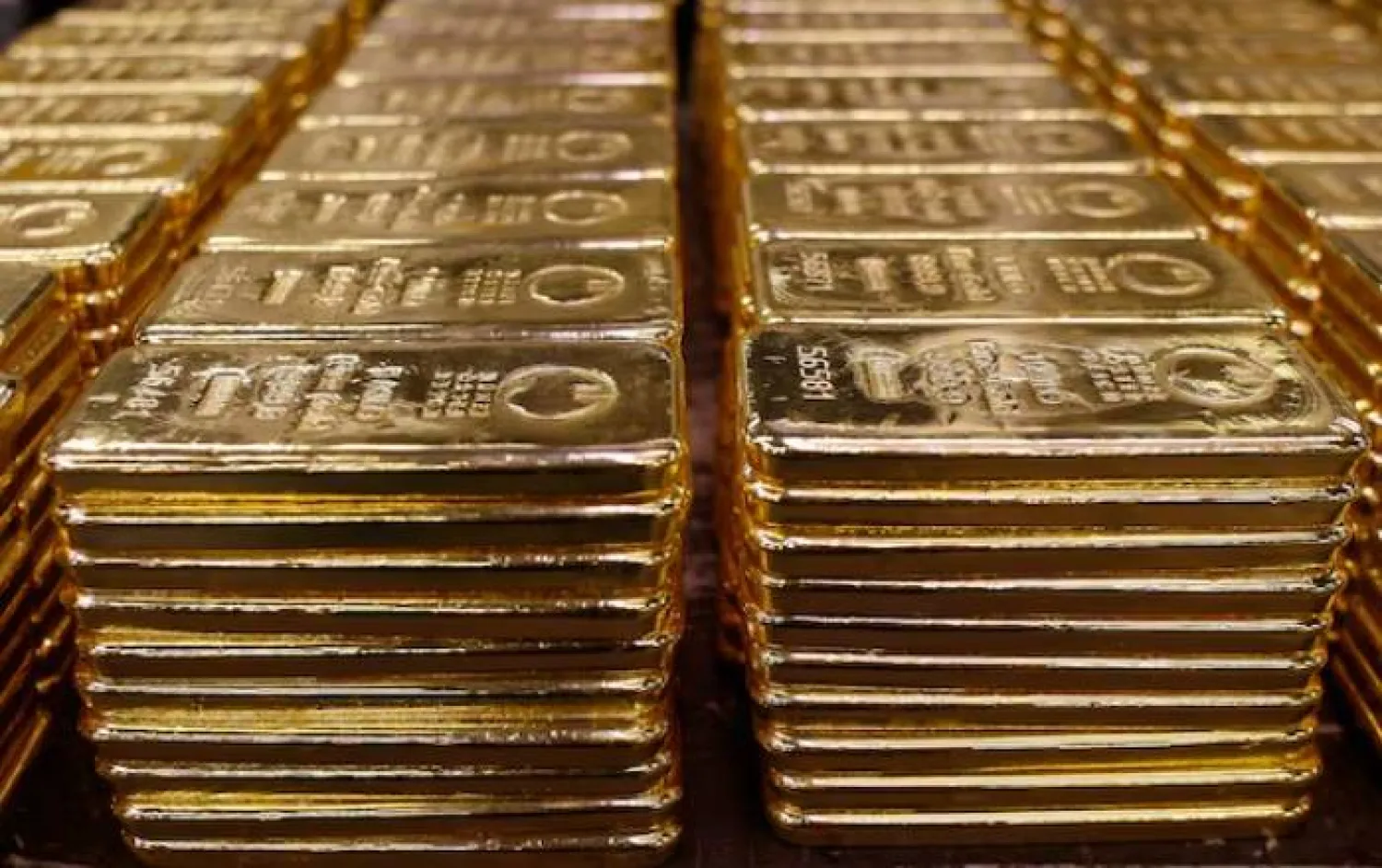 سبائك ذهبية نقية بوزن 250 غراماً بأحد مصانع شركة «أرغور-هيراوس» في سويسرا (رويترز)