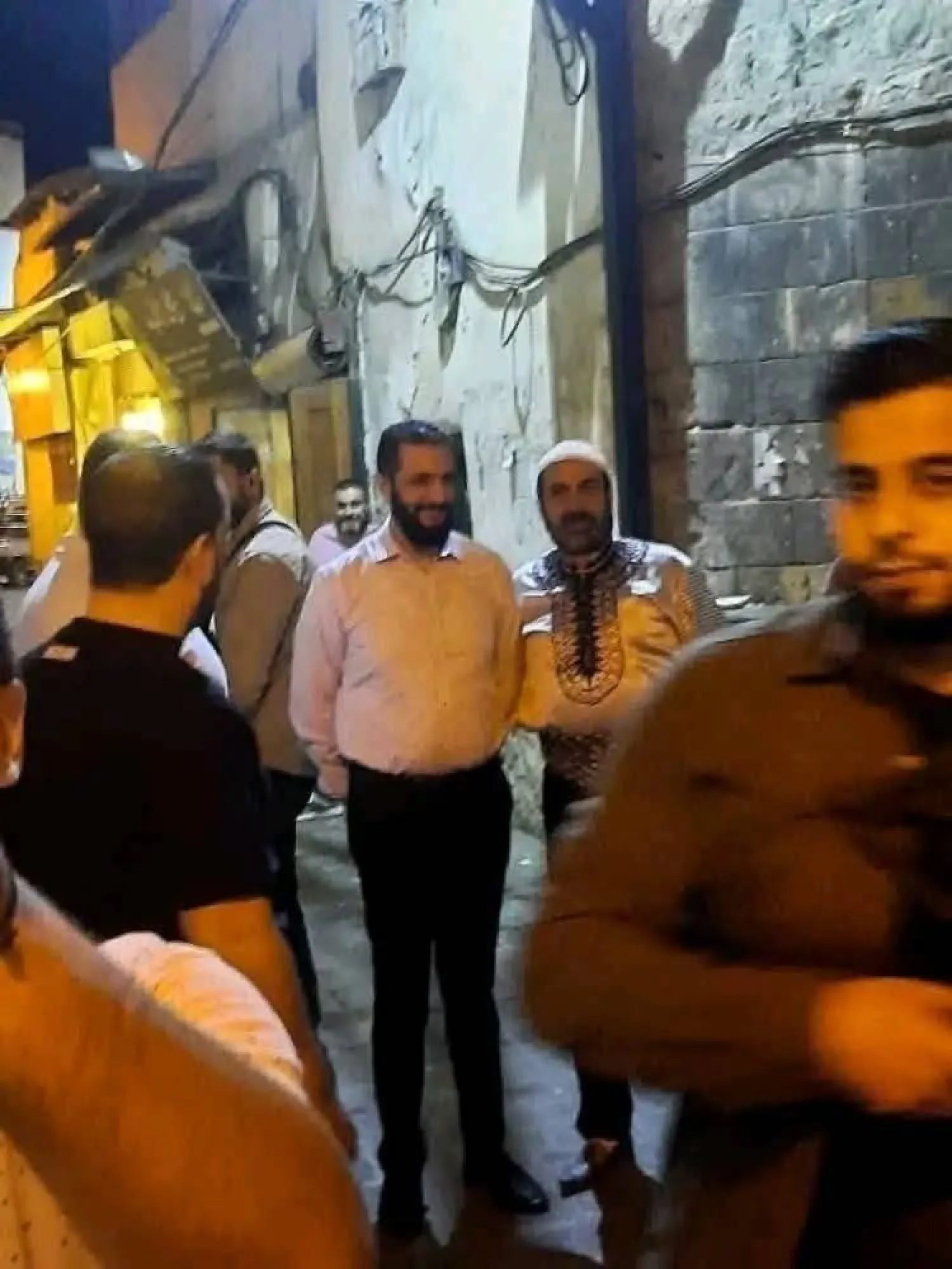 الرئيس السوري أحمد الشرع وهو يتجول في شوارع دمشق القديمة (إكس)