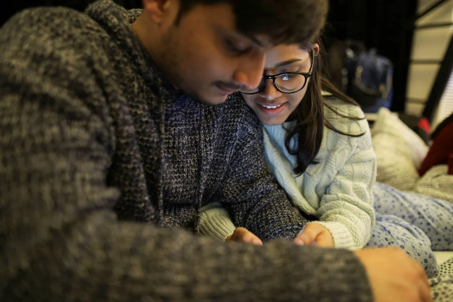 الشعور بالأمان في العلاقة يعني عدم الاضطرار أبداً لإخفاء أي جوانب من شخصيتك (رويترز)