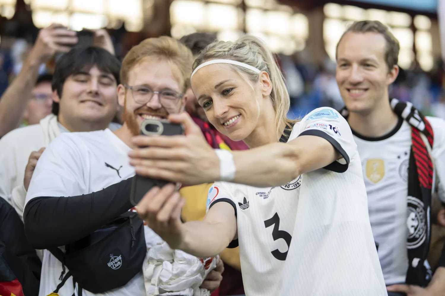 المدافعة الألمانية كاثرين هندريش (إ.ب.أ)