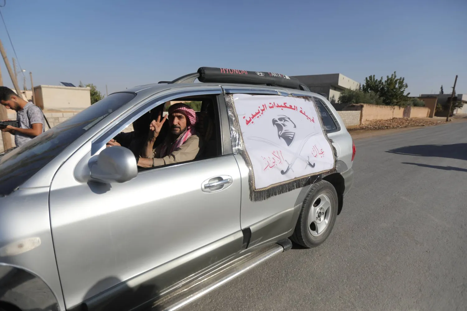 سيارة لأحد أبناء عشيرة «العكيدات» في منطقة دير الزور السورية في 2023 (غيتي)