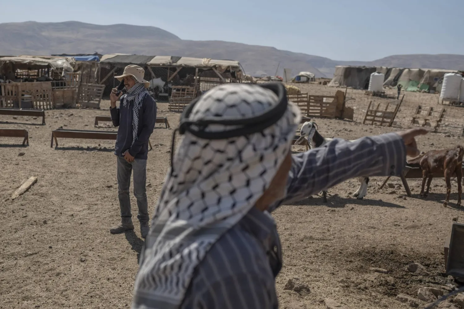 فلسطينيون نازحون أجبروا على إخلاء قريتهم في معراجات يقيمون بيوتاً مؤقتة قرب أريحا (د.ب.أ)