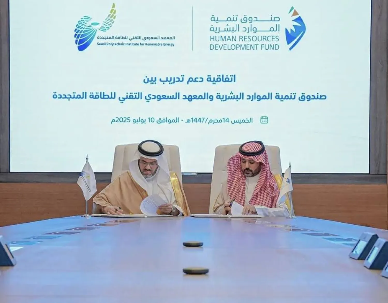 جانب من توقيع الاتفاقية بين صندوق تنمية الموارد البشرية والمعهد السعودي التقني للطاقة المتجددة (الشرق الأوسط)